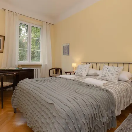 アパート New Town Square For 5 Guests By Renters