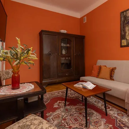New Town Square For 5 Guests By Renters *