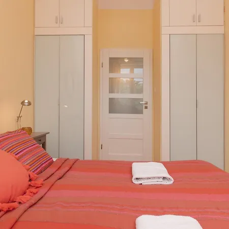 New Town Square For 5 Guests By Renters